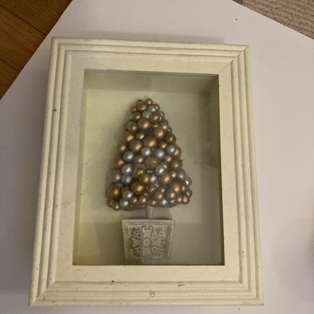 Festive Holiday Moder Wall Decor